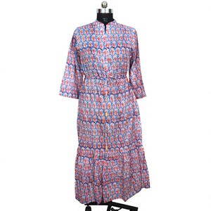 Robe midi élégante de style bohème pour femmes, en coton, col en V, manches 3/4, imprimé floral à œillets, boutonnée, décontractée, longue, écologique - Product Image 1