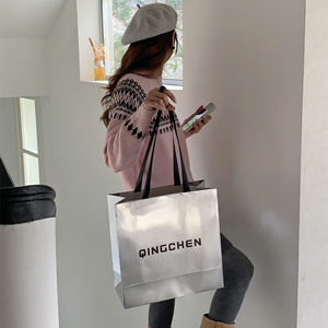 Bolsa de papel de compras con superficie láser brillante metálica, bolsa de papel de embalaje de regalo para ropa minorista de Boutique de lujo - Product Image 1