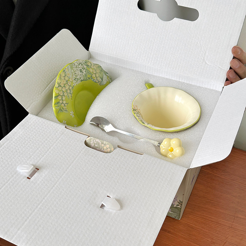 Tazza e piattino in rilievo con confezione regalo e cucchiaio