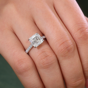 Bague de fiançailles et de mariage en or blanc 18 carats avec diamant de laboratoire taille Asscher, personnalisable avec pierres latérales, fabrication de bijoux fins. - Product Image 3