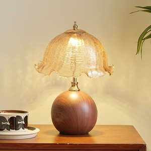 Vintage Tischlampe mit Gerüschtem Glasschirm, Runder Massivholz/Keramik-Sockel, Nachttischlampe, Dekorative Schlafzimmerbeleuchtung - Product Image 2