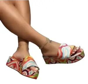 여름 신상품 패션 두꺼운 바닥 캐주얼 심플 슬리퍼 야외 우아한 웨지 플러스 사이즈 비치 샌들 데일리 여성 신발