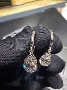 Élégantes boucles d'oreilles créoles en platine pour femme, minimalistes, avec diamant taille poire, légères, pour usage quotidien, idée cadeau, finition étincelante - Product Image 4