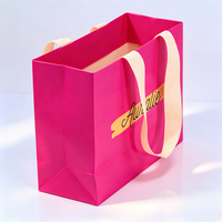 Fournisseur de sacs en papier kraft magenta imprimés, pliables, pour emballages cadeaux, cosmétiques, parfums, mode de luxe personnalisée pour mariage