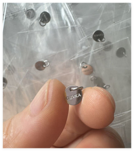Targhette Metalliche con Logo Personalizzato in Acciaio Inossidabile Yiwu Aceon, Piastrina con Logo Personalizzato per Creazione Gioielli, Targhetta con Nome Stampato a Uno o Due Fori con Anello - Product Image 5
