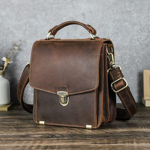 Sac messager pour <span class=keywords><strong>homme</strong></span> en cuir véritable Crazy Horse de qualité supérieure, <span class=keywords><strong>sacoche</strong></span> à rabat multi-compartiments avec pieds de protection pour les trajets quotidiens et les loisirs - Product Image 1