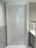 Armoire à panneaux en bois massif, style fenêtre, avec portes à persiennes horizontales mobiles et respirantes, coulissante sur rail supérieur, minimaliste