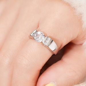 Anello Futuristico con Zirconi per Donne, Gioiello da Dito Creativo e alla Moda - Product Image 2