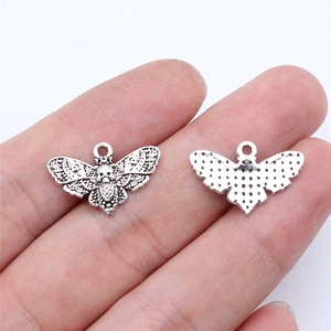 Amuleto de Mariposa Muerta 20x13mm de Aleación de Zinc Plateado Antiguo con Alas de Calavera para Decoración de Altar de Brujería - Product Image 1