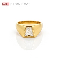 GIGAJEWE Bague Moissanite Personnalisée 1 carat avec Initiale, en Or Jaune Massif 9K 14K 18K, Sertissage Clos, Bague Chevalière Alphabet pour Hommes et Femmes