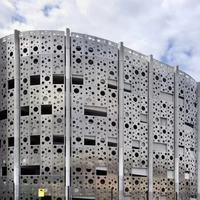 Façade en panneaux métalliques en aluminium gravés CNC, écran perforé, revêtement pour mur extérieur de magasin de détail, design personnalisé