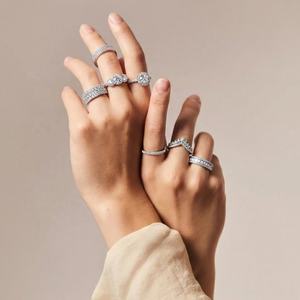 MOQ 1 Stock all'Ingrosso Anello con Moissanite da 1ct di Lusso in <span class=keywords><strong>Argento</strong></span> 925 Gioielleria Fine da Matrimonio e Fidanzamento Fede Eternity <span class=keywords><strong>Anelli</strong></span> con Diamanti per <span class=keywords><strong>Donna</strong></span> - Product Image 4