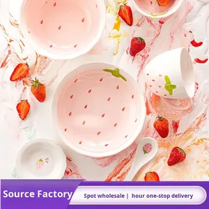 Ensemble <span class=keywords><strong>de</strong></span> vaisselle en céramique européenne mignon à la fraise avec bol et assiette <span class=keywords><strong>de</strong></span> haute qualité, ensemble <span class=keywords><strong>de</strong></span> vaisselle en céramique circulaire nordique - Product Image 6