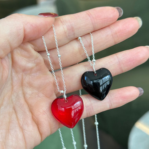 Collar de Corazón de Resina Negra y Roja con Cadena de Burbujas de Plata 925, un Estilo Romántico y Atrevido que Representa el Glamour Gótico - Product Image 1