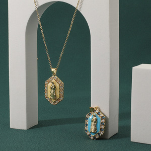 Collar KOMI con Colgante de la Virgen María en Oro de 18K con Circonitas Cúbicas y Esmalte Dorado, Collar con Medalla Milagrosa - Product Image 2