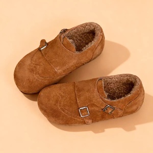 Mocasines de gamuza vintage con temática forestal para mujer, con doble botonadura, forrados con forro polar, acolchados y con suela antideslizante. - Product Image 1