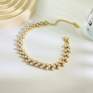Gioielli di Lusso all'Ingrosso, <span class=keywords><strong>Bracciale</strong></span> in Acciaio Inossidabile Placcato Oro con Perle Rotonde Incastonate e Design Triangolare per Donne - Product Image 1