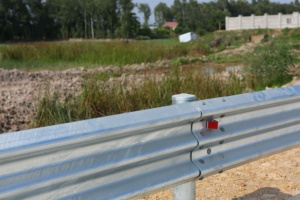 Barrières de sécurité en acier robustes pour la sécurité des autoroutes et des voies express, système de barrières anti-collision avec finition galvanisée résistante aux intempéries - Product Image 3