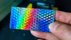 ليزر بيكوثانية بالأشعة تحت الحمراء موفر للطاقة بدون حبر أو رأس طباعة لمعالجة المعادن ونقش الليزر الملون - Product Image 2