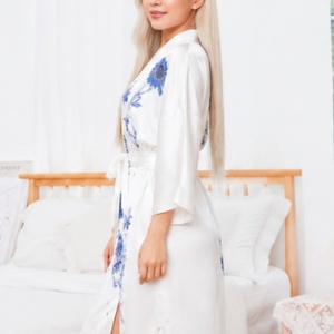 Batas <span class=keywords><strong>de</strong></span> satén premium para damas <span class=keywords><strong>de</strong></span> honor, ropa <span class=keywords><strong>de</strong></span> dormir para la mañana <span class=keywords><strong>de</strong></span> la boda, regalo para damas <span class=keywords><strong>de</strong></span> honor, bata personalizada para mujer, camisón <span class=keywords><strong>de</strong></span> talla grande para mujer - Product Image 3