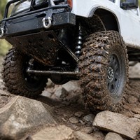Yetişkinler İçin RC Oyuncaklar 4WD Uzaktan Kumandalı Beyaz Kompakt SUV Hobi Seviyesi Hediye Arazi Aracı EN71 CE Onaylı