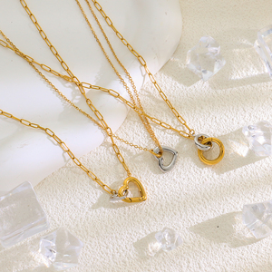 Collana Minimalista da Donna con Doppio Cuore Geometrico in Acciaio Inossidabile Placcato Oro 18K Antiossidante Bicolore Intrecciato - Product Image 1