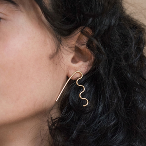 Boucles d'oreilles géométriques en laiton et plaqué or, faites à la main, design minimaliste, pour les occasions de fête, par Soumya Creations - Product Image 1