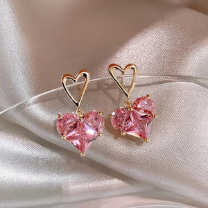 Orecchini a perno a forma di cuore rosa dolce per donna, accessori alla moda per l'uso quotidiano, per outfit casual e come regalo - Product Image 6