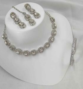 ชุดเครื่องประดับทองชุบแบบคุนดันแบบดั้งเดิม ชุดเครื่องประดับคุนดันแบบอินเดียดั้งเดิม สร้อยคอทองชุบ 18K ลายดอกไม้ - Product Image 2