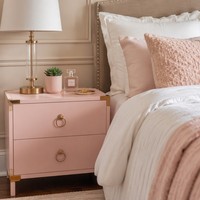 Table de chevet rose poudré à 2 tiroirs avec poignée dorée, style scandinave féminin, pieds coniques en chêne, rangement minimaliste pour chambre à coucher
