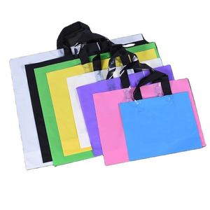 Sac de courses en plastique recyclable personnalisé avec logo imprimé, poignée découpée, soufflet latéral en PEHD/PEBD pour emballage - Product Image 6