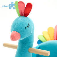 Mini chevaux à bascule décoratifs en peluche et en bois en forme de paon pour enfants
