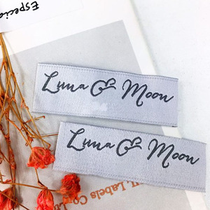 Étiquettes de marque pour vêtements, rectangulaires, en rouleau, lavables, écologiques, avec logo personnalisé, impression <span class=keywords><strong>brocart</strong></span>, quantité minimale de commande, pour mariage et tailles - Product Image 3