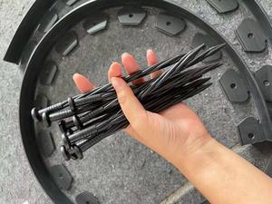 ม้วนขอบสนามหญ้าตกแต่ง Sunsbuild PE พร้อมตัวยึดแบบซ่อนที่กันน้ำ สำหรับวงแหวนต้นไม้และขอบพุ่มไม้ - Product Image 4