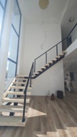 Escalier droit en bois massif de luxe CBMmart pour projets résidentiels haut de gamme