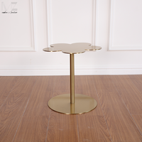 Table basse nordique moderne de salon de luxe contemporaine unique en acier inoxydable doré en forme de fleur en forme de nuage pour la maison