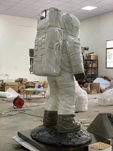 Sculpture d'astronaute réaliste grandeur nature |   Combinaison spatiale A7L avec visière dorée et base lunaire |   Installation artistique en FRP pour la décoration des centres commerciaux et des musées - Product Image 5