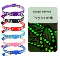Colliers pour animaux de compagnie qui brillent dans le noir pour chats et chiens avec clochettes, empreintes de pattes de dessins animés et boucles de sécurité réglables dans des couleurs assorties