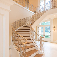 Escalier intérieur classique en acier et bois avec rampe en acier inoxydable, design contemporain, construction durable