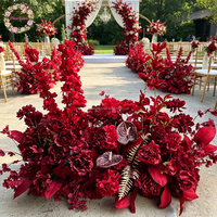 Décoration florale en rangée de roses bordeaux pour arche de mariage, centre de table, événements, allée et accessoires floraux au sol
