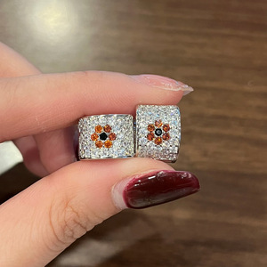 Orecchini a cerchio floreali per donna, design a fiore scintillante, gioielli eleganti e alla moda per le orecchie - Product Image 3