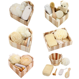 Ensemble cadeau de beauté et de spa personnalisé de 6 pièces, ensemble de bain en bois comprenant une brosse à cheveux, une pierre ponce et des éponges de bain - Product Image 5