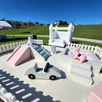 Château gonflable commercial blanc, ensemble de jeux souples, structure d'escalade pyramidale avec piscine à balles pour événements et locations de fêtes pour enfants