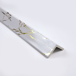 Profilé d'angle polyvalent en <span class=keywords><strong>polystyrène</strong></span> pour protection des bords des murs intérieurs et extérieurs en plaques de plâtre et cloisons sèches - Product Image 4