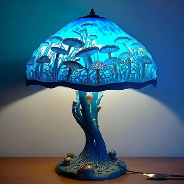 Modern Desk Lamp Stained Glass Table Lamps with Crowned Crane Design for Bedroom Cafe Desk Ornament Birthday Gift