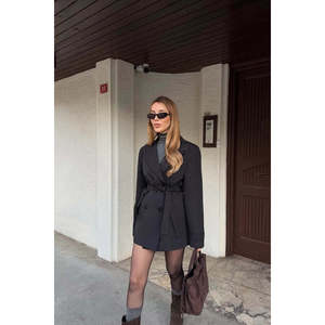 Manteau long vintage pour femme Alessandro en noir, avec capuche, rembourrage en coton, tissu imperméable tricoté avec décoration imprimée - Product Image 4