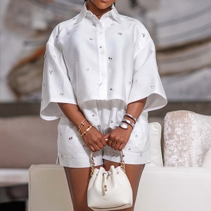 เสื้อแขนสั้นปักลูกปัดติดปกเสื้อ กางเกงขาสั้นเอวสูง ชุดเซ็ต 2 ชิ้น แฟชั่นสำหรับผู้หญิง - Product Image 2