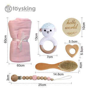 Set <span class=keywords><strong>de</strong></span> Regalo para Bautizo <span class=keywords><strong>de</strong></span> Bebé Tejido a Crochet - Sonajero <span class=keywords><strong>de</strong></span> Madera, Correa para Chupón con Diseño <span class=keywords><strong>de</strong></span> Cordero, Cepillo <span class=keywords><strong>de</strong></span> <span class=keywords><strong>Lana</strong></span> Hecho a Mano para Recién Nacido - Product Image 6