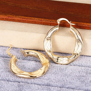Orecchini a polsino in metallo irregolare da donna, gioielli minimalisti alla moda, accessorio di tendenza per l'uso quotidiano - Product Image 4