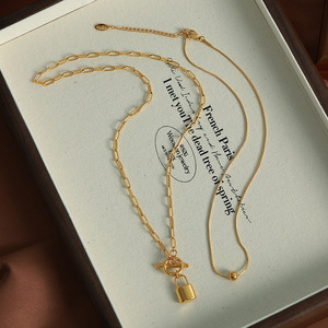 สร้อยคอแบบสองชั้น สไตล์ยุโรปอเมริกัน จี้รูปแม่กุญแจ  วัสดุสแตนเลสสีทอง - Product Image 3